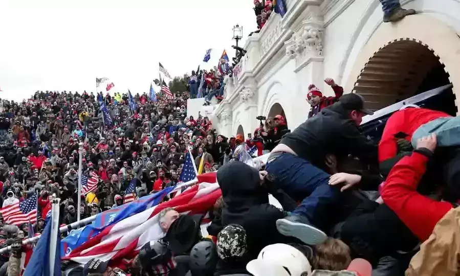 യു.എസ് പാർലമെന്റിൽ ട്രംപ് അനുകൂലികൾ അതിക്രമിച്ചു കയറി; ഏറ്റുമുട്ടൽ, ഒരു സ്ത്രീ കൊല്ലപ്പെട്ടു യു.എസ് പാർലമെന്റിൽ ട്രംപ് അനുകൂലികൾ അതിക്രമിച്ചു കയറി; ഏറ്റുമുട്ടൽ, ഒരു സ്ത്രീ കൊല്ലപ്പെട്ടു