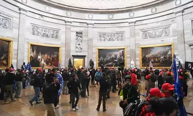 യു.എസ് പാർലമെന്റിൽ ട്രംപ് അനുകൂലികൾ അതിക്രമിച്ചു കയറി; ഏറ്റുമുട്ടൽ, ഒരു സ്ത്രീ കൊല്ലപ്പെട്ടു യു.എസ് പാർലമെന്റിൽ ട്രംപ് അനുകൂലികൾ അതിക്രമിച്ചു കയറി; ഏറ്റുമുട്ടൽ, ഒരു സ്ത്രീ കൊല്ലപ്പെട്ടു