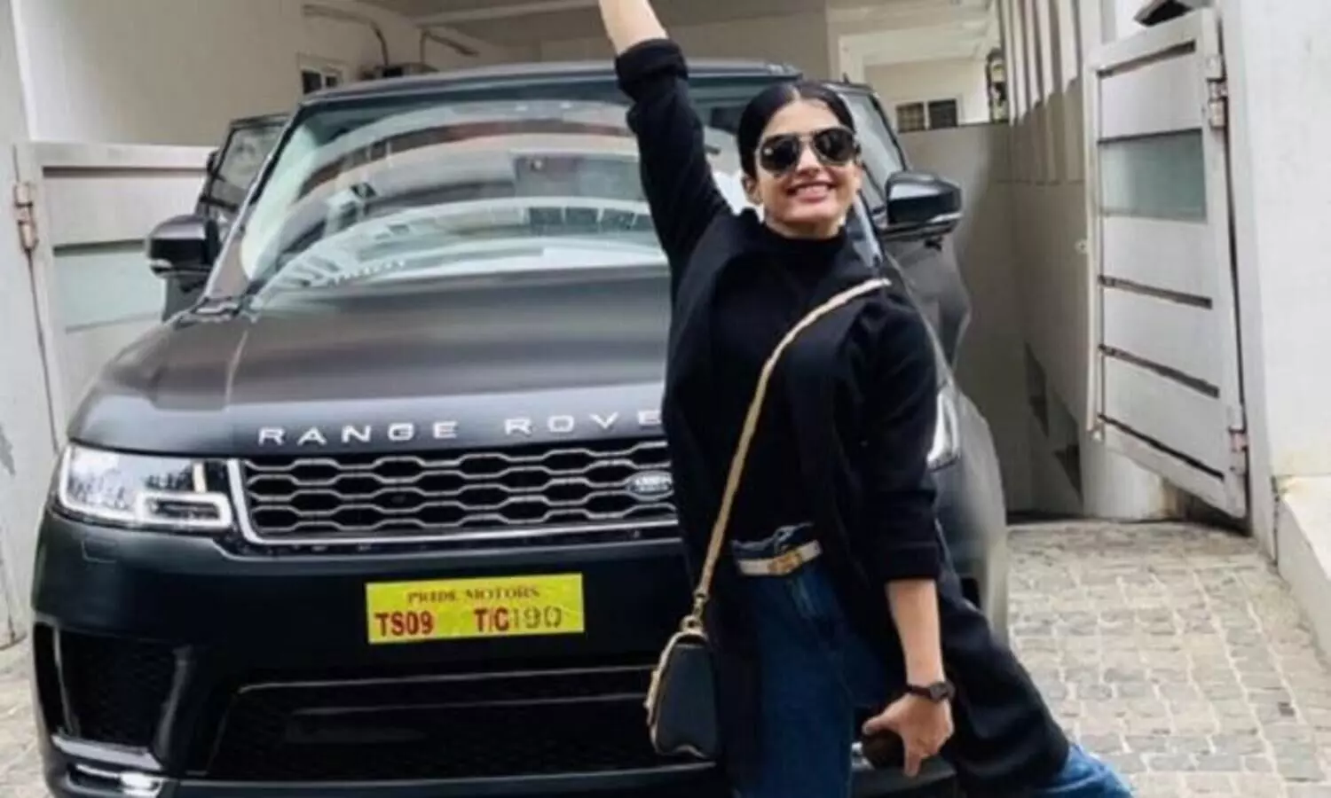 ഈ സന്തോഷം പങ്കുവയ്​ക്കാതിരിക്കാനാവില്ല; പുത്തൻ റേഞ്ച്​ റോവർ വാങ്ങിയെന്ന്​ നടി രശ്​മിക മന്ദാന