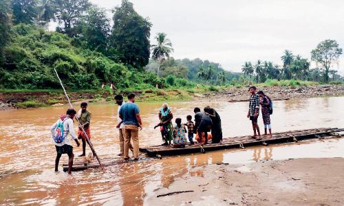 ഗര്‍ഭിണിയായ ആദിവാസി യുവതിക്ക് തുണയായി വനപാലകര്‍