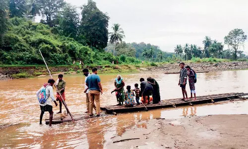 ഗര്‍ഭിണിയായ ആദിവാസി യുവതിക്ക് തുണയായി വനപാലകര്‍