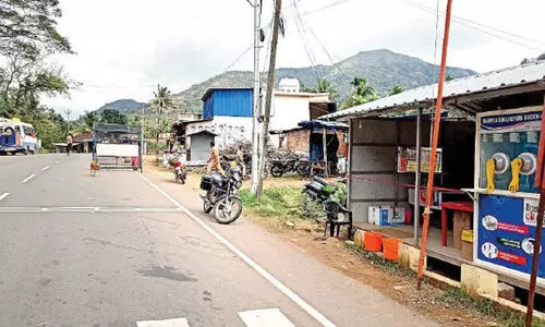 ആ​ര്യ​ങ്കാ​വി​ൽ കോ​വി​ഡ് പ​രി​ശോ​ധ​ന​യി​ല്ല; ശ​ബ​രി​മ​ല തീ​ർ​ഥാ​ട​ക​ർ ബു​ദ്ധി​മു​ട്ടു​ന്നു