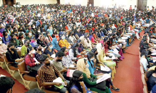 വകതിരിവില്ലാതെ കേരള സർവകലാശാല; കോവിഡ്​ കാലത്ത്​ ആയിരങ്ങളെ വിളിച്ചുകൂട്ടി സ്​പോട്ട്​ അഡ്​മിഷൻ