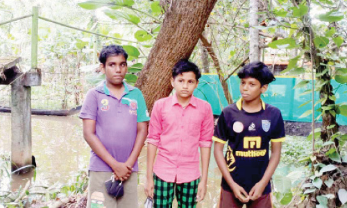 പാലം തകർന്ന്​​ തോട്ടിൽ വീണ കുട്ടികളെ രക്ഷപ്പെടുത്തി