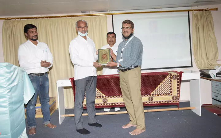 വി​ജ്ഞാ​ന വെ​ളി​ച്ചം വി​ജ​യി​ക​ൾ​ക്ക് ഫ്ര​റ്റേ​ണി​റ്റി ഫോ​റം സ​മ്മാ​ന​ങ്ങ​ൾ വി​ത​ര​ണം ചെ​യ്തു