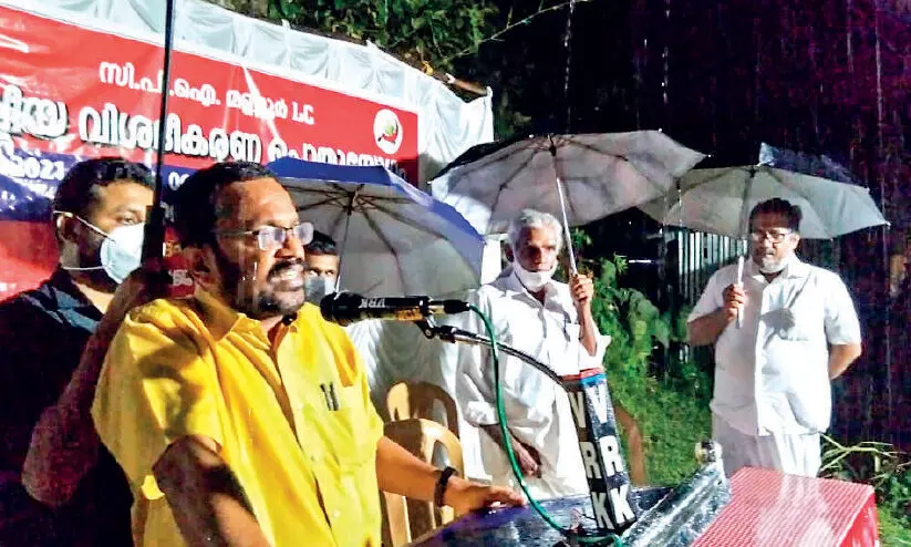 ക​മ്യൂ​ണി​സ്​​റ്റു​കാ​രെ ന​ശി​പ്പി​ക്കാ​മെ​ന്ന് ക​രു​തു​ന്ന​വ​ർ വി​ഡ്​​ഢി​ക​ളു​ടെ സ്വ​ർ​ഗ​ത്തി​ൽ –ചീ​ഫ്​ വി​പ്പ്​