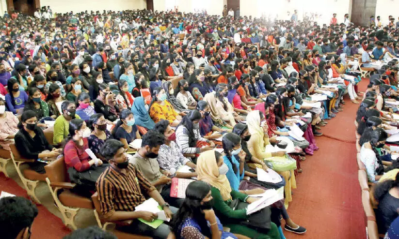 വകതിരിവില്ലാതെ കേരള സർവകലാശാല; കോവിഡ്​ കാലത്ത്​ ആയിരങ്ങളെ വിളിച്ചുകൂട്ടി സ്​പോട്ട്​ അഡ്​മിഷൻ