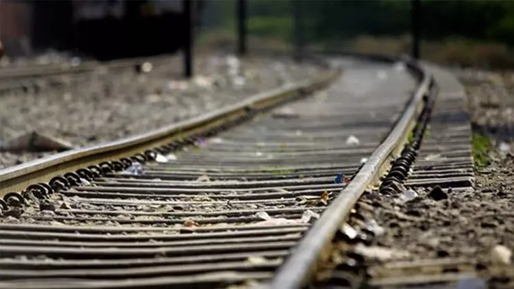 പരീക്ഷണ ഓട്ടത്തിനിടെ അതിവേഗ ട്രെയിനിടിച്ച് നാലു പേർ മരിച്ചു പരീക്ഷണ ഓട്ടത്തിനിടെ അതിവേഗ ട്രെയിനിടിച്ച് നാലു പേർ മരിച്ചു