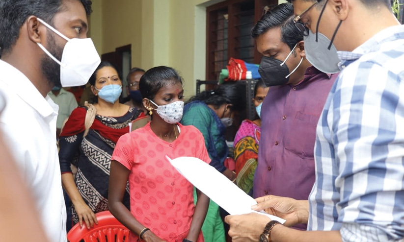 ജനകീയ സഭയിൽ പ്ലസ് ടു വിദ്യാർഥിനിയുടെ പരാതി; വീട്ടിലെത്തി നടപടി സ്വീകരിച്ച് കെ.യു. ജനീഷ് കുമാർ എം.എൽ.എ ജനകീയ സഭയിൽ പ്ലസ് ടു വിദ്യാർഥിനിയുടെ പരാതി; വീട്ടിലെത്തി നടപടി സ്വീകരിച്ച് കെ.യു. ജനീഷ് കുമാർ എം.എൽ.എ