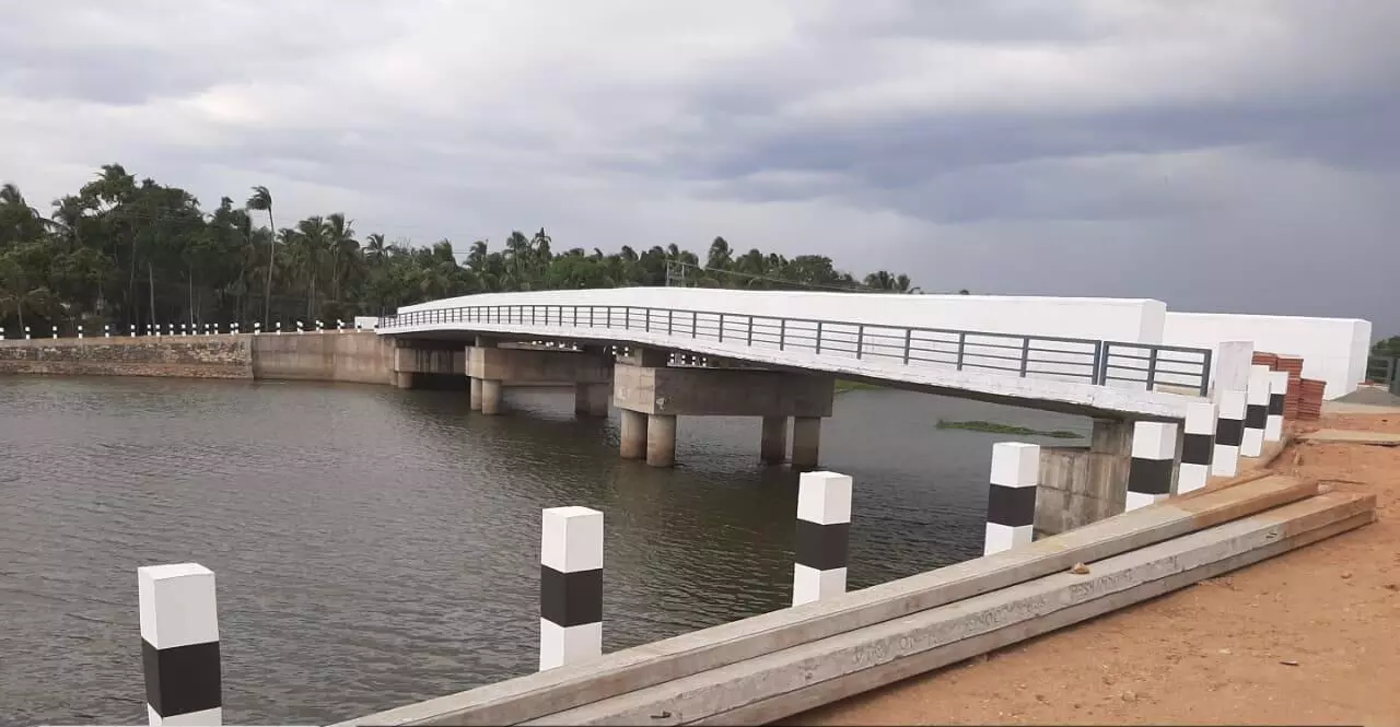 കുറിഞ്ഞാക്കൽ ഇനി തുരുത്തല്ല; ഉദ്ഘാടനത്തിനൊരുങ്ങി പാലം