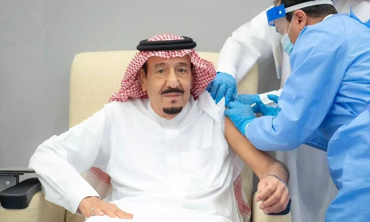 സൽമാൻ രാജാവ് കോവിഡ് വാക്സിൻ കുത്തിവെപ്പെടുത്തു സൽമാൻ രാജാവ് കോവിഡ് വാക്സിൻ കുത്തിവെപ്പെടുത്തു