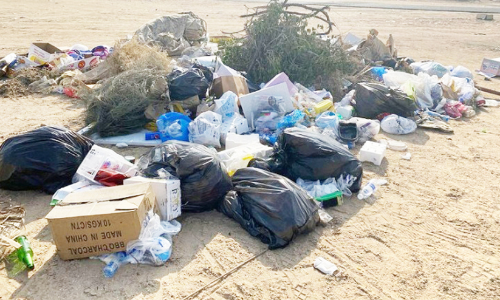 മ​രു​ഭൂ​മി​യി​ൽ ത​മ്പ്​ മാ​ലി​ന്യം കു​മി​ഞ്ഞു​കൂ​ടു​ന്നു