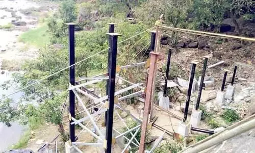 Walkway for tourists on Perunthenaruvi
