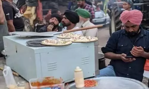 എന്ത്​ കഴിക്കണമെന്ന്​ ഞങ്ങളെ പഠിപ്പിക്കണ്ട; പിസ കഴിച്ചതിനെ വിമർശിച്ചവരോട്​ കർഷകർക്ക്​ പറയാനുള്ളത്​