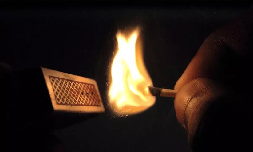 വീടിെൻറ കാർ പോർച്ചിൽ സൂക്ഷിച്ച സാധനങ്ങൾ കത്തിക്കാൻ ശ്രമം വീടിെൻറ കാർ പോർച്ചിൽ സൂക്ഷിച്ച സാധനങ്ങൾ കത്തിക്കാൻ ശ്രമം