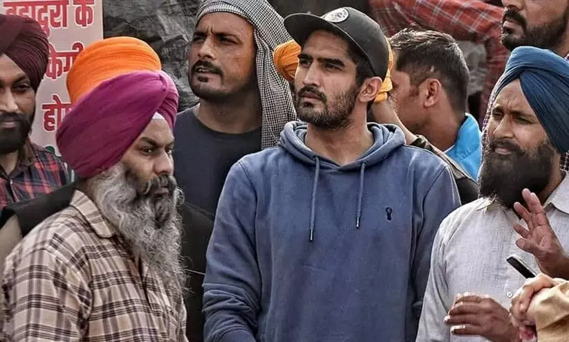Boxer vijender Singh with farmers