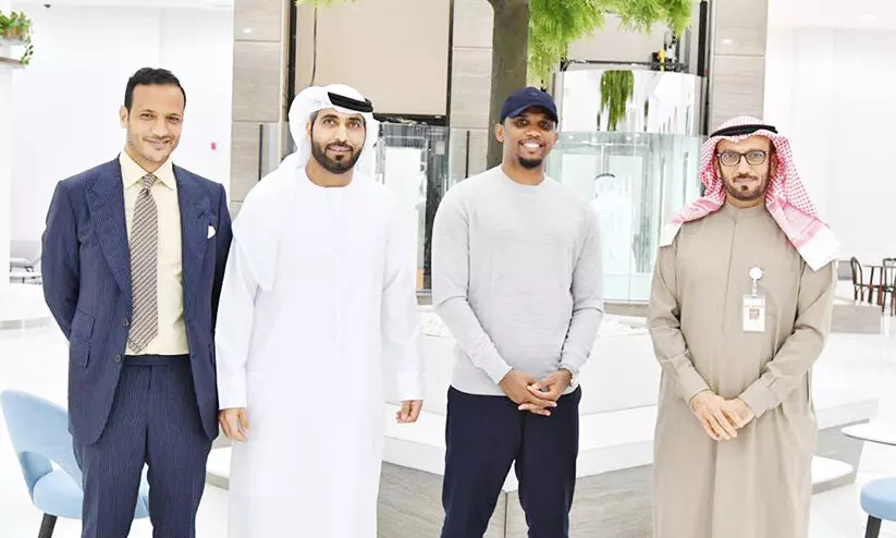 കാ​മ​റൂ​ൺ ഫു​ട്ബാ​ൾ താ​രം സാ​മു​വ​ൽ എ​റ്റോ​ക്ക്​ ഗോ​ൾ​ഡ​ൻ വി​സ സ​മ്മാ​നി​ച്ചു