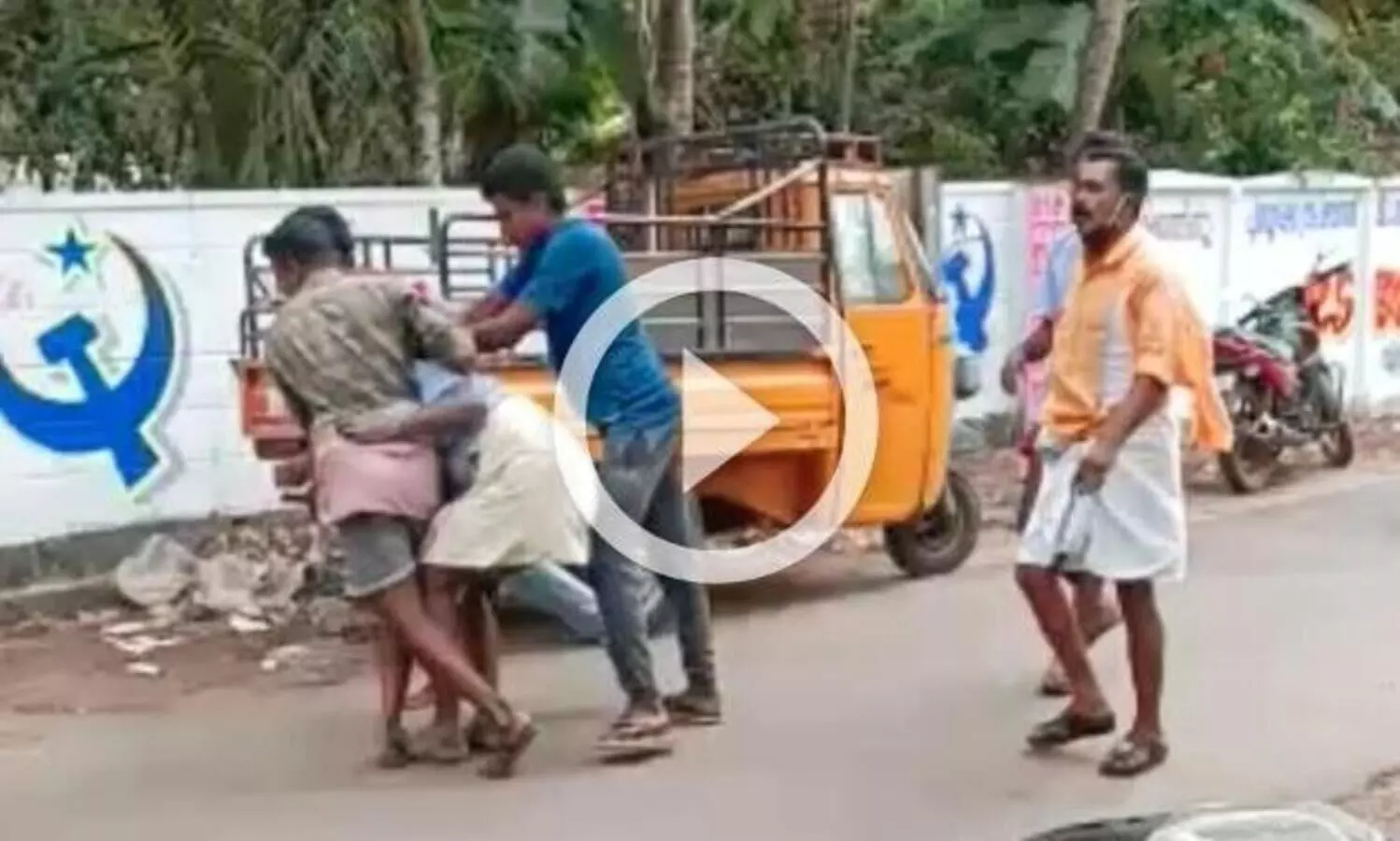 യുവാവിനെ പട്ടാപ്പകൽ ആളുമാറി തട്ടിക്കൊണ്ടുപോയി; മർദിച്ചവശനാക്കിയ ശേഷം പൊലീസ്​ സ്​റ്റേഷനിലെത്തിച്ചു