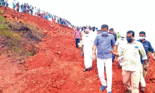 മീ​റോ​ട്മ​ല ചെ​ങ്ക​ൽ ഖ​ന​നം:   ജില്ല ക​ല​ക്ട​ർ​ക്കു മു​ന്നി​ൽ സ​ങ്ക​ടം പ​റ​ഞ്ഞ് അ​മ്മ​മാ​രും കു​ട്ടി​ക​ളും