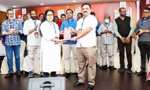 കേ​ളി സൈ​ബ​ർ വി​ങ്​ പ്ര​വ​ർ​ത്ത​ക​രെ ആ​ദ​രി​ച്ചു