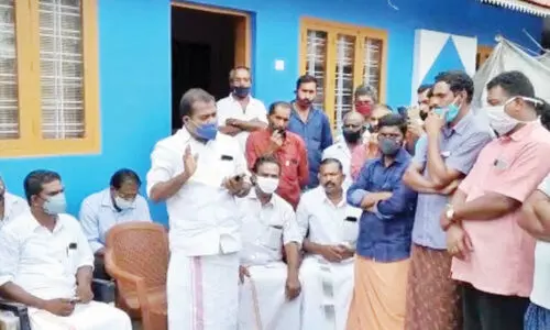 ക​ടു​വ​യെ പി​ടി​കൂ​ടാ​ൻ  കൊ​ള​വ​ള്ളി​യി​ൽ​ കൂ​ട് സ്ഥാ​പി​ക്കും