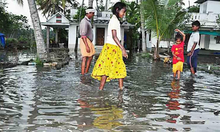 വേലിയേറ്റം ശക്തം; വെള്ളത്തില് മുങ്ങി അരയത്തിക്കടവ് വേലിയേറ്റം ശക്തം; വെള്ളത്തില് മുങ്ങി അരയത്തിക്കടവ്