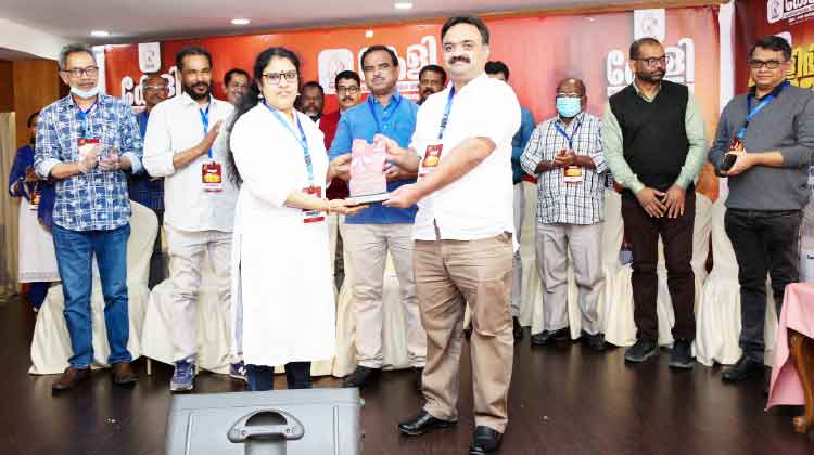 കേളി സൈബർ വിങ് പ്രവർത്തകരെ ആദരിച്ചു കേളി സൈബർ വിങ് പ്രവർത്തകരെ ആദരിച്ചു