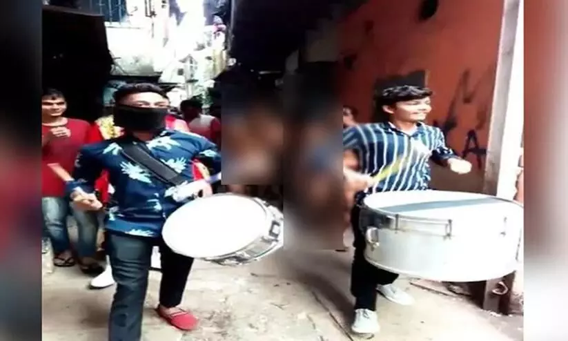 mobile thieves paraded naked in Kandivali mobile thieves paraded naked in Kandivali