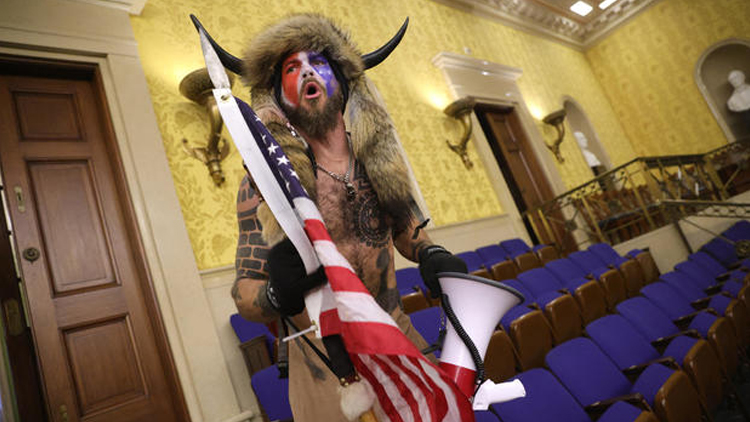 കാപിറ്റോൾ കലാപം: വംശീയവാദി നേതാവ് പിടിയിൽ കാപിറ്റോൾ കലാപം: വംശീയവാദി നേതാവ് പിടിയിൽ