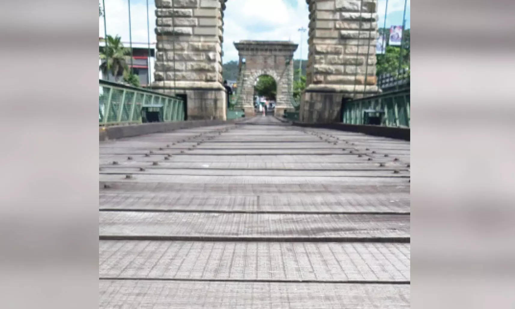 സംരക്ഷണമില്ല; പുനലൂർ തൂക്കുപാലം നശിക്കുന്നു സംരക്ഷണമില്ല; പുനലൂർ തൂക്കുപാലം നശിക്കുന്നു