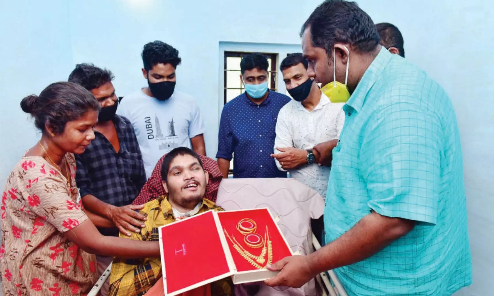 വിഷ്ണുവിെൻറ സഹോദരിക്ക് സഹപാഠികളുടെ വിവാഹ സമ്മാനം വിഷ്ണുവിെൻറ സഹോദരിക്ക് സഹപാഠികളുടെ വിവാഹ സമ്മാനം