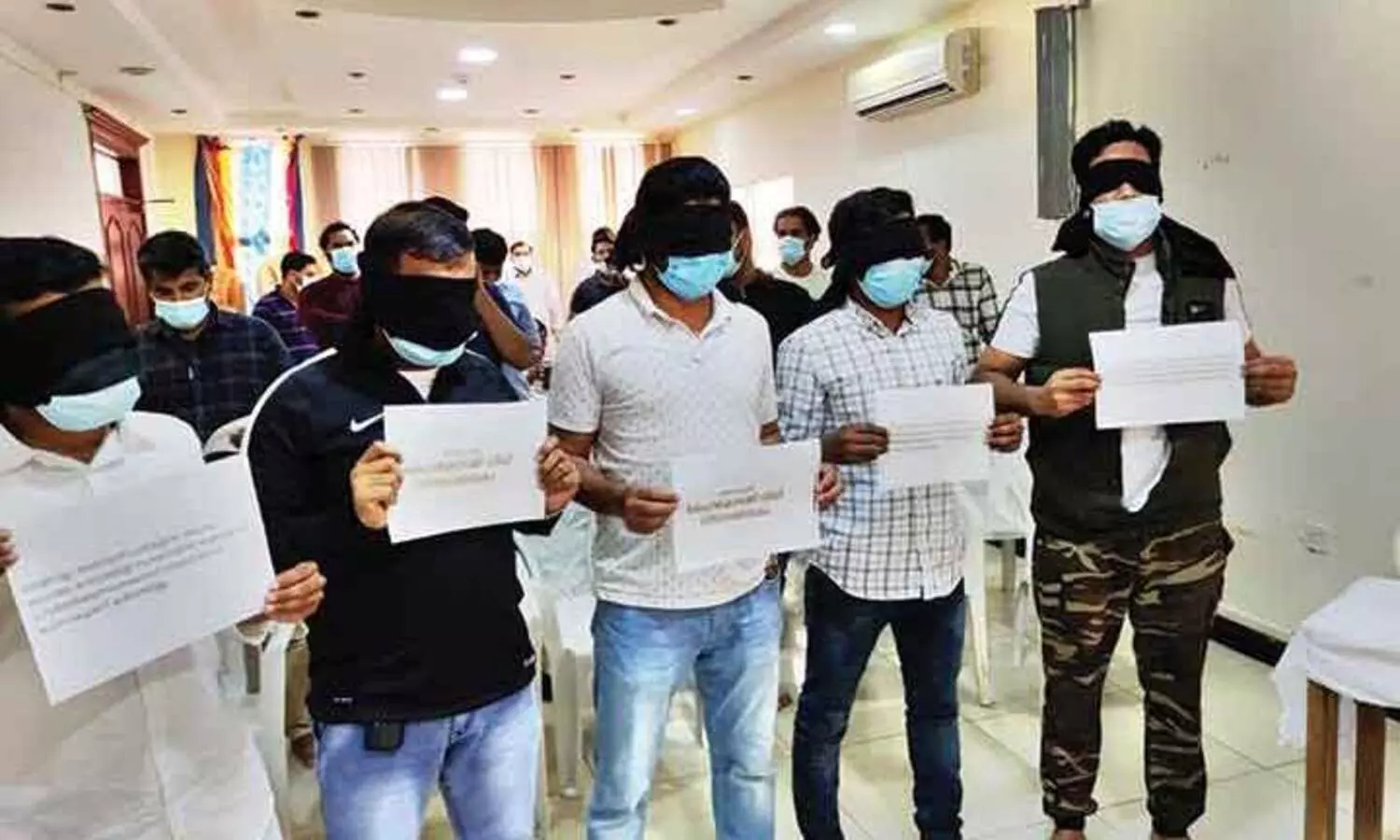 താ​ഹ​യു​ടെ ജാ​മ്യം റ​ദ്ദാ​ക്ക​ൽ: ക​ണ്ണു​കെ​ട്ടി പ്ര​തി​ഷേ​ധി​ച്ചു