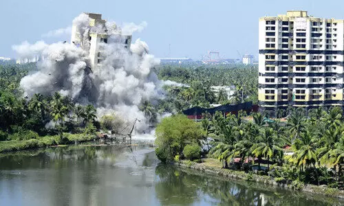 മരട് ഫ്ലാ​റ്റ്​ ഉ​ട​മ​ക​ൾ​ക്ക് ന​ൽ​കേ​ണ്ട പകുതി നഷ്​ടപരിഹാരം ആറാഴ്​ചക്കകം കെട്ടിവെക്കണമെന്ന്​ നിർമാതാക്കളോട്​ സുപ്രീംകോടതി