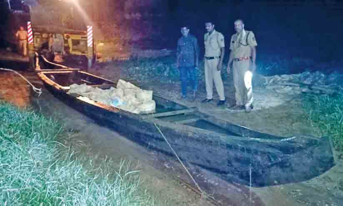 കു​ന്തി​പ്പു​ഴ​യി​ൽ മി​ന്ന​ൽ പ​രി​ശോ​ധ​ന; മ​ണ​ൽ​തോ​ണി പി​ടി​കൂ​ടി