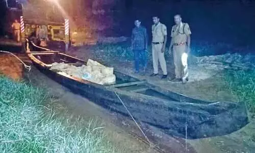 കു​ന്തി​പ്പു​ഴ​യി​ൽ മി​ന്ന​ൽ പ​രി​ശോ​ധ​ന; മ​ണ​ൽ​തോ​ണി പി​ടി​കൂ​ടി