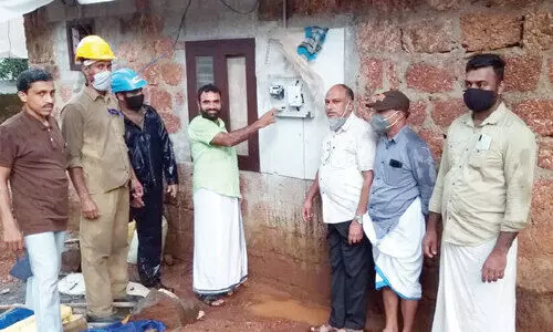 വയറിങ് തൊഴിലാളികളുടെ കൈത്താങ്ങിൽ ശ്രീദേവിക്ക് സൗജന്യ വൈദ്യുതി കണക്​ഷൻ