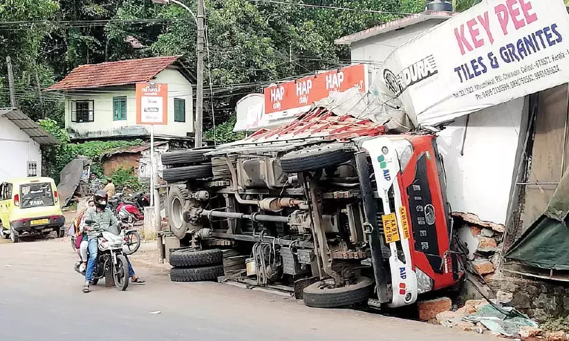 വാഹനാപകടം: ടൈൽ ഡിപ്പോ തകർന്നു