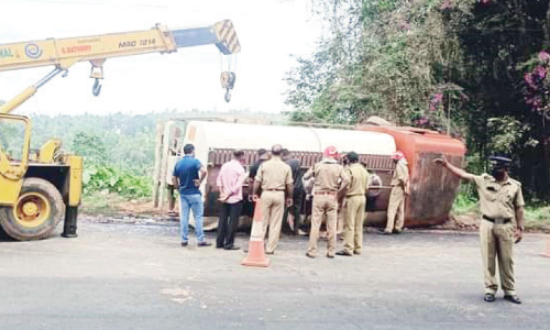 മീ​ന​ങ്ങാ​ടി​യി​ൽ ടാ​ങ്ക​ർ ലോ​റി മ​റി​ഞ്ഞു
