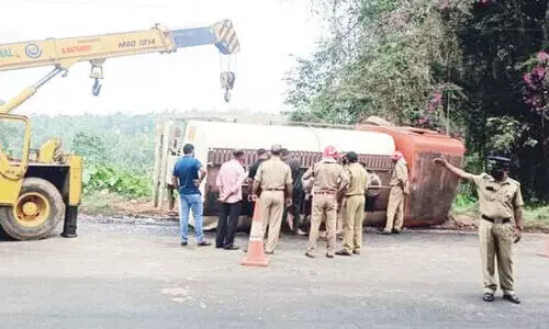മീനങ്ങാടിയിൽ ടാങ്കർ ലോറി മറിഞ്ഞു മീനങ്ങാടിയിൽ ടാങ്കർ ലോറി മറിഞ്ഞു