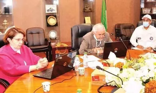 ഫ​ല​സ്​​തീ​ന്​ കു​വൈ​ത്ത്​ ര​ണ്ട്​ ആം​ബു​ല​ൻ​സ്​ ന​ൽ​കി