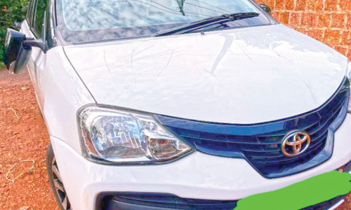 നിക്കാഹിനെത്തിയ കാറുകൾക്കുനേരെ ആക്രമണം