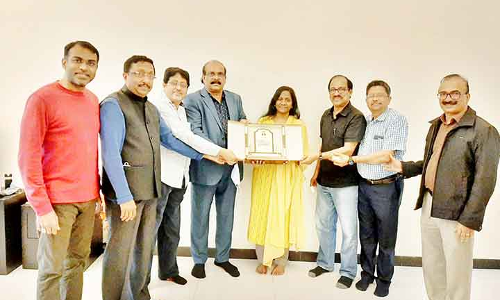 റോ​സ്​​ലി​ന്‍ റോ​യി​ക്ക്​ യാ​ത്ര​യ​യ​പ്പ്