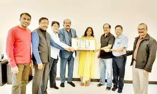 റോ​സ്​​ലി​ന്‍ റോ​യി​ക്ക്​ യാ​ത്ര​യ​യ​പ്പ്