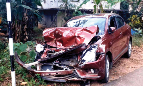 വഴിയാത്രികരെ ഇടിച്ചിട്ട കാര്‍ ലോറിയുമായി കൂട്ടിയിടിച്ചു; നാലുപേര്‍ക്ക് പരിക്ക്​