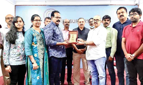 സ​ജീ​ഷ് തി​ല​കി​നും ജോ​ൺ​സ​ൻ വാ​ക​യി​ലി​നും യാ​ത്ര​യ​യ​പ്പ്​