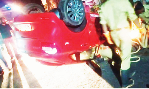 നിയന്ത്രണംവിട്ട കാര്‍ തലകീഴായി മറിഞ്ഞു