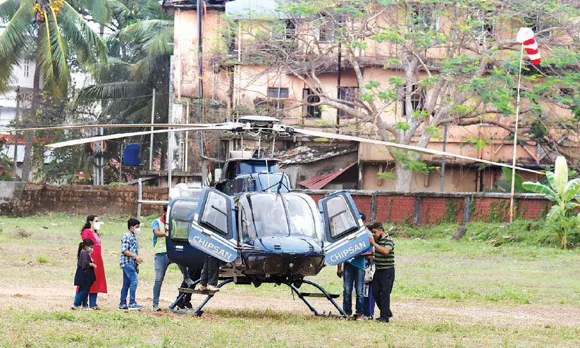 കൗതുകക്കാഴ്ചയായി ഹെലികോപ്ടർ സവാരി കൗതുകക്കാഴ്ചയായി ഹെലികോപ്ടർ സവാരി