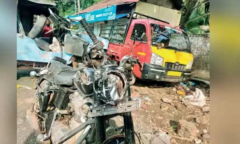 Seven persons were injured in two road accidents in Tirur
