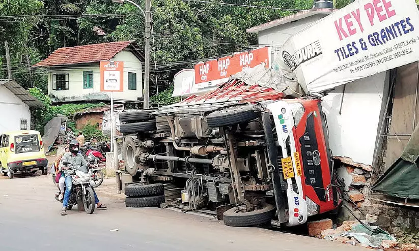 വാഹനാപകടം: ടൈൽ ഡിപ്പോ തകർന്നു വാഹനാപകടം: ടൈൽ ഡിപ്പോ തകർന്നു
