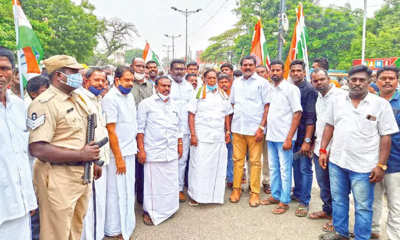 ഗോ ബാക്ക് കിരൺ ബേദി, സേവ് പുതുച്ചേരി മുദ്രാവാക്യവുമായി കോൺഗ്രസ്​ സമരം